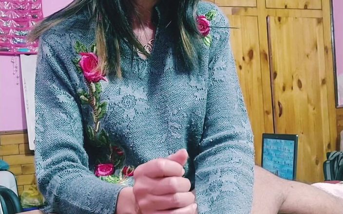 Bolly Karma: Super hete mama-schoonheid met perfecte handen