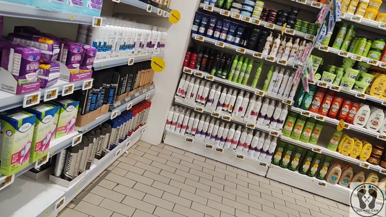 All You Can Fetish: Loca Rebeca Addams en culo de jeans en el supermercado