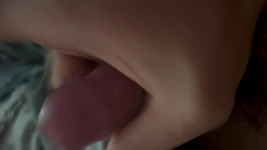 젊고 날씬한 아시아 소년 작은 자지를 쳐다