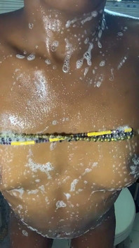 Une bombasse noire sexy trémousse ses seins et son cul devant la caméra