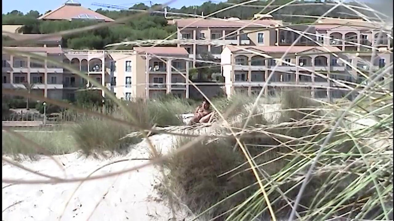 Beachbitches: Inseguitore pervertito sulla spiaggia