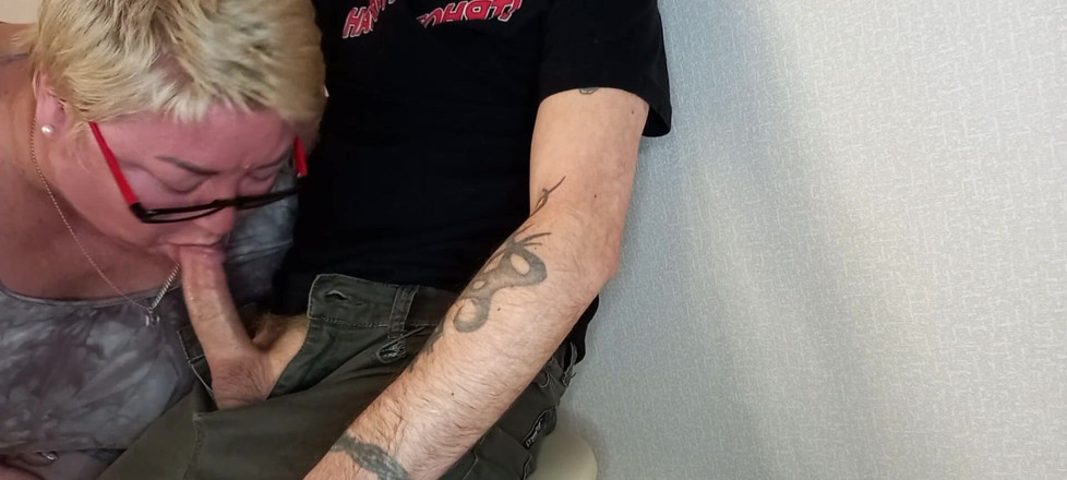 Zona901: A woman saw my cock and jerks it off