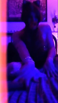 ragazza prende in gola un enorme dildo