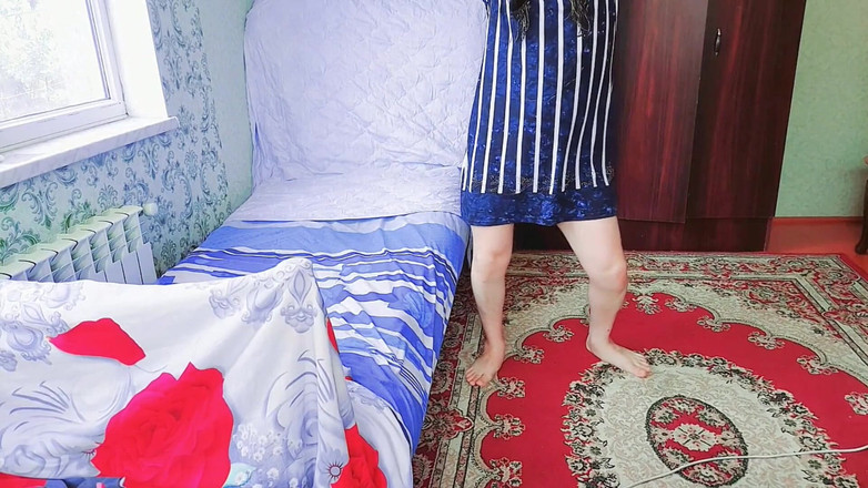 Kitty_Cross: Hravá Sissy Drží pastelová dárková krabička s úsměvem