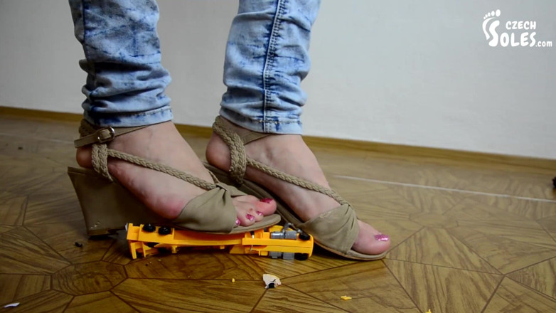 Czech Soles - foot fetish content: La gigantessa schiaccia le auto di puny