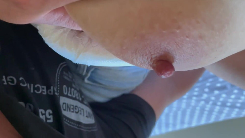 My Boobs: Sání lízání a hraní s jejími bradavkami