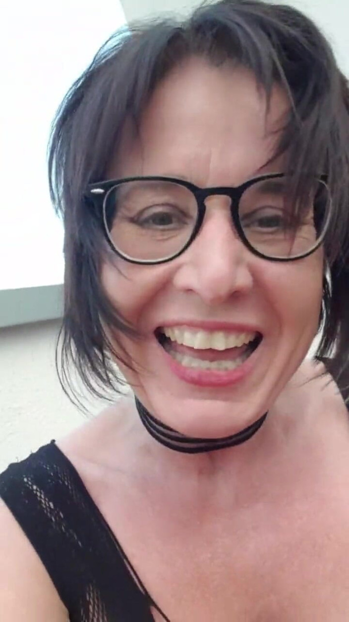 JulieEroticDress: Escrava esguichando ao ar livre