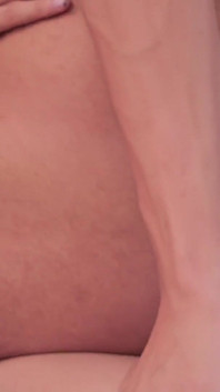 Magic C follando mi agujero apretado twink duro con su polla hasta que cubre mi culo de burbuja con su gran carga de esperma