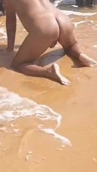 Ladysilva naakt op het strand erg heet