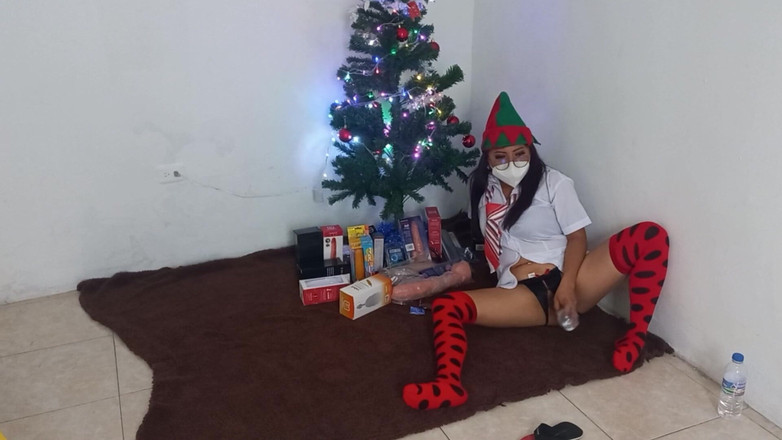 Martin13: Sexy studente krijgt haar kerstcadeautjes!! Ze masturbeert met een van...