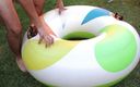 Inflatable Lovers: बड़ा स्विमिंग