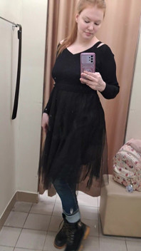 Que palavras surgem em sua cabeça quando você olha para a amante ruiva no vestido preto?