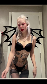  Am I too spooky or cute? 