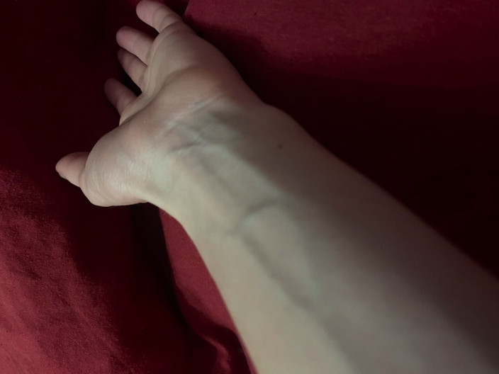 Princess Aisha: Sexy vene gonfie su una mano magra