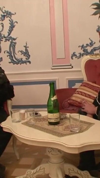 Orta yaşlı seksi kadın amcığını aşağılıyor