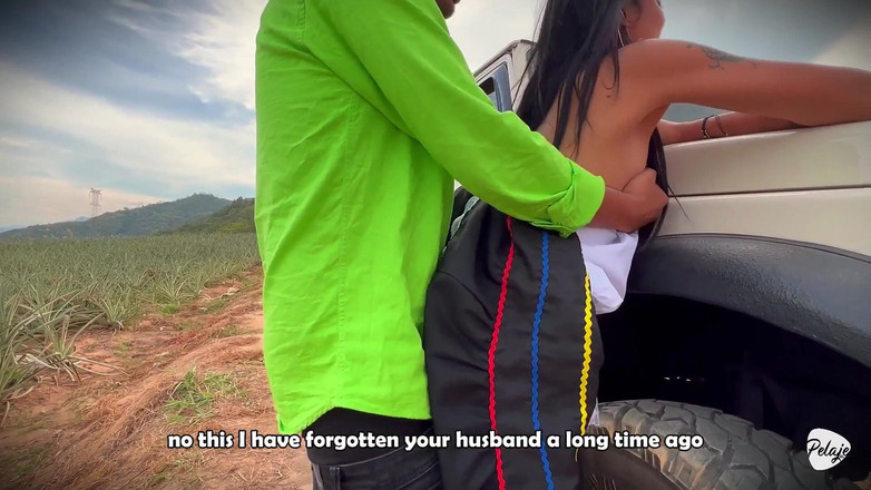 Pelaje mix: 農民の女性がパイナップルを収穫しようとしたが、代わりにキャッサバを彼女の膣に植えた