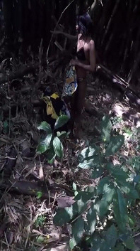 Kami pergi untuk berhubungan seks di hutan, sulit untuk menemukan tempat yang bagus (bagian 1)