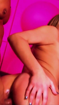 Courtney cummz und Alanah Rae gobble marco banderas