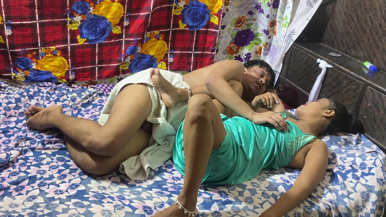 Hindi-Sex: 成熟したインド人男性、若い18歳のデシの義姉とセックスする