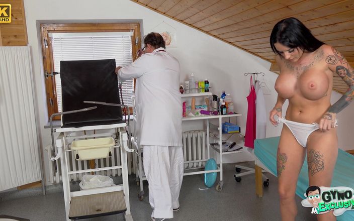 Gyno Exclusive: Silikon-bombe barbie esm kam, um ihre neuen titten zu zeigen
