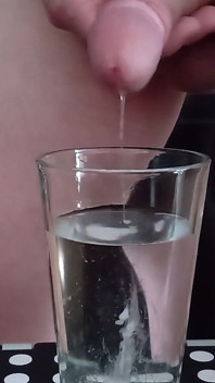 Éjaculation dans un verre d'eau chaude
