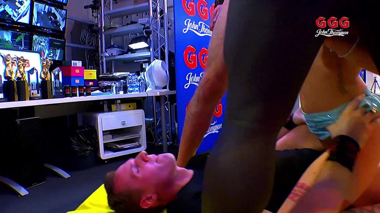 GGG John Thompson Studio: Ggg John Thompson trình bày chương trình đầy đủ: đi tiểu, làm tình,...