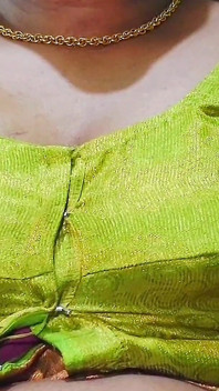 La moglie indiana in camera da letto è uscita dalla bocca con il fidanzato