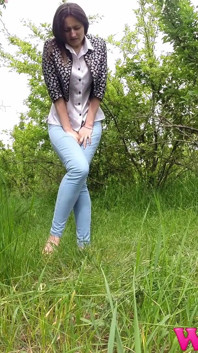 Awek kurus terdesak dalam seluar jeans cuba memegang kencingnya di dalam hutan