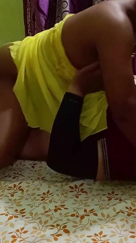 Cachonda hermanastra Seema Masti con hombre enmascarado en lencería y cama compartida para sexo caliente con preñada