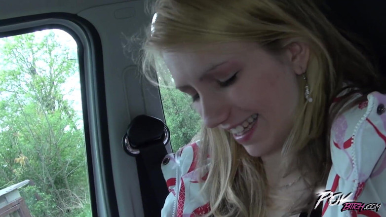 POV Bitch: Tengere magere blonde tiener zuigt pik onder het stuur en...