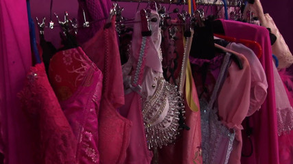 Hot Girlz: Prsatá britka je ošukaná do zadku