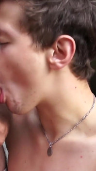 Morena Twink le encanta chupar la polla al aire libre - clubbangboys
