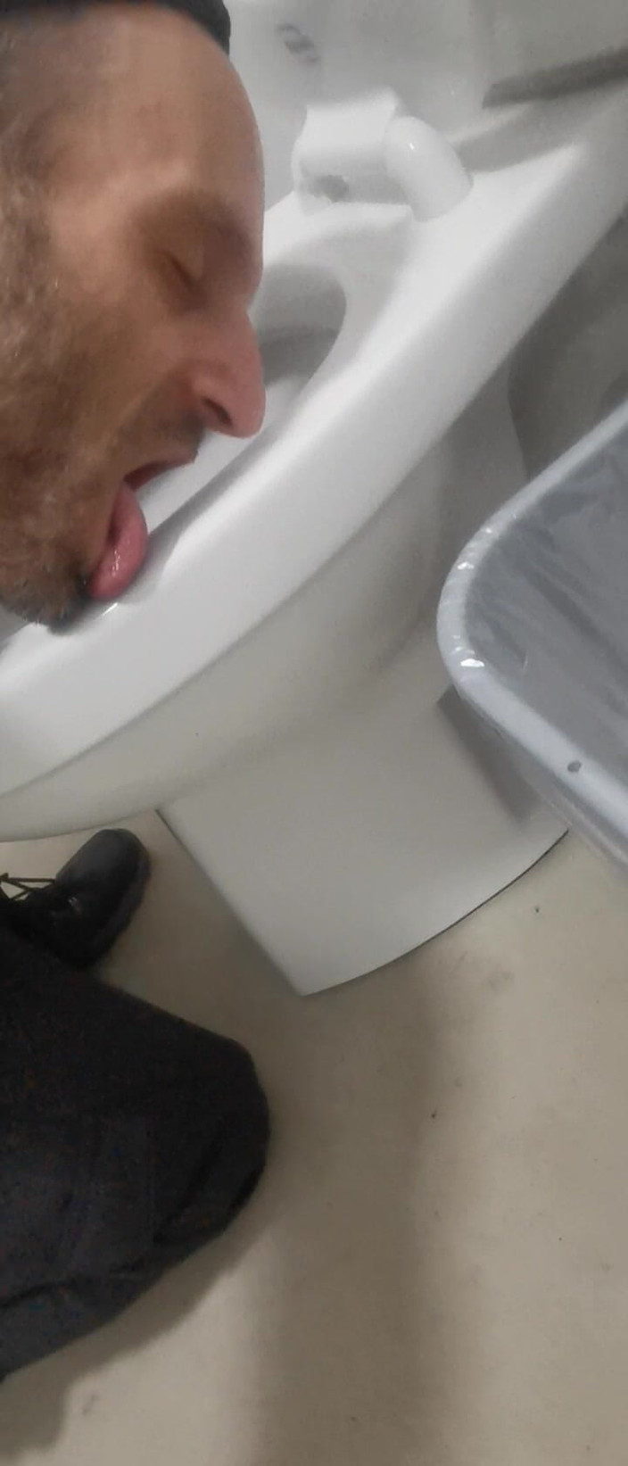 NeatGame458: Les toilettes publiques des hommes me transforment tellement excitée