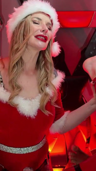 L'elenco dei maliziosi: le aiutanti di babbo natale si fanno scopare duramente in culo