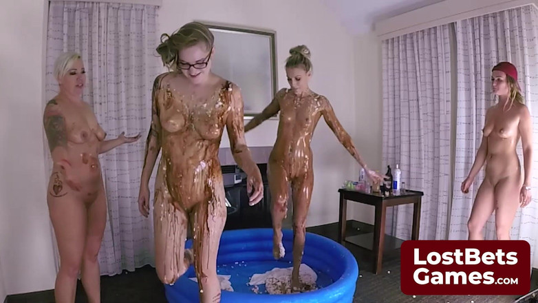 Lost Bets Games: Ein fantastischer vierer für ein spannendes 2-gegen-2 Spiel von Strip Pong