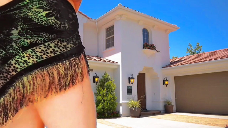 Kitty_Cross: Superba Femboy pozând cu flori în Sunny Garden