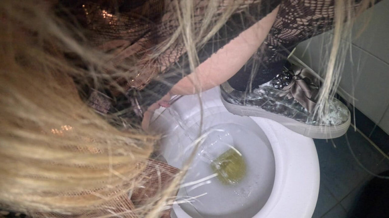 Beverly peach: Ma pisse la plus chaude dans les toilettes publiques !