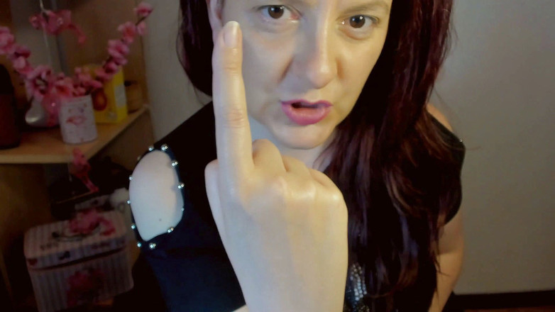 Nicoletta Embassi: Videoclip cu costum cu fetiș de mână