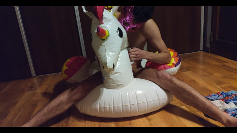 Floatie Boy: uscat pe Unicornul meu gonflabil