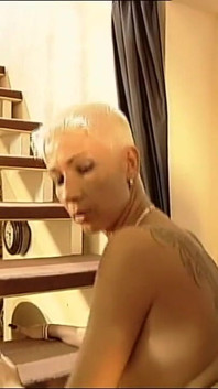 Matură sexy blondă face sex dur cu două pule mari și dure