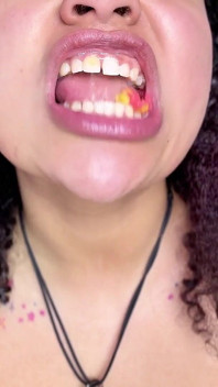 Asmr yakın çekim ağız sakızlı solucanları yalıyor ve seni yutmak hakkında konuşuyor