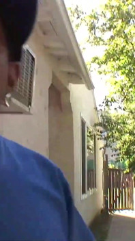 Roztomilá bílá holka ošukaná a dojená od chlápka Shorty Mac s velkým černým pérem