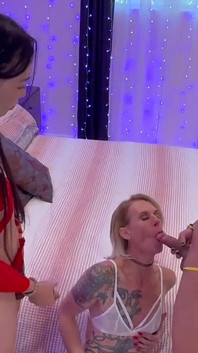 สาวสองสาวไทยข้ามเพศ Ria Bentley เย็ดหมู่สามคนเย็ดตูด