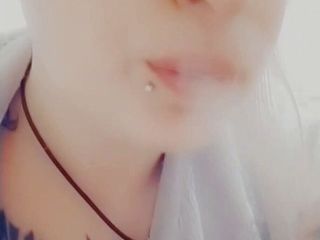 EstrellaSteam: Chica con piercings fuma un cigarrillo