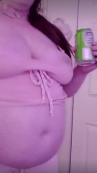 Gorda barriga puta chugs refrigerante