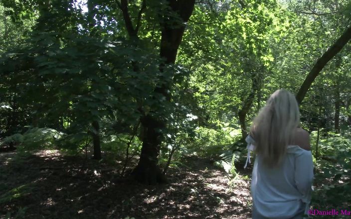Danielle Maye: Pissar i skogen med Penny