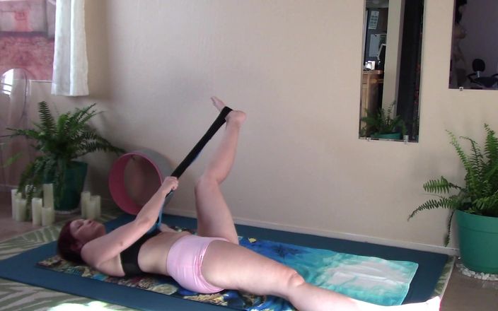 Aurora Willows large labia: Les étirements de yoga du matin se sentent tellement bien
