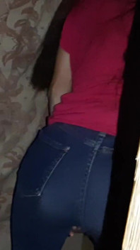 Ich habe einen fremden an einem verlassenen ort erwischt und beobachtet, wie sie in jeans masturbiert – lesbische süßigkeiten