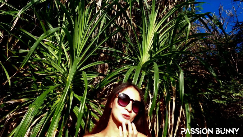 PassionBunny: Solo pasional în aer liber în Sunny Forest
