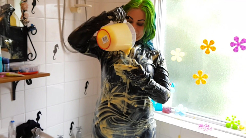 Tattooed Milfy Mama: Tuta bagnata e disordinata in body